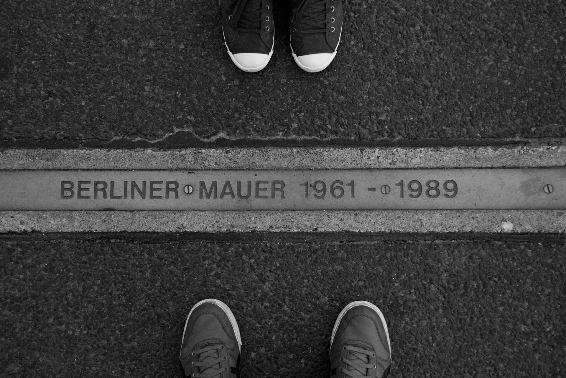 In den Boden eingelassene Platte erinnert an die Berliner Mauer von 1961 bis 1989 und damit an die deutsch-deutsche Teilung